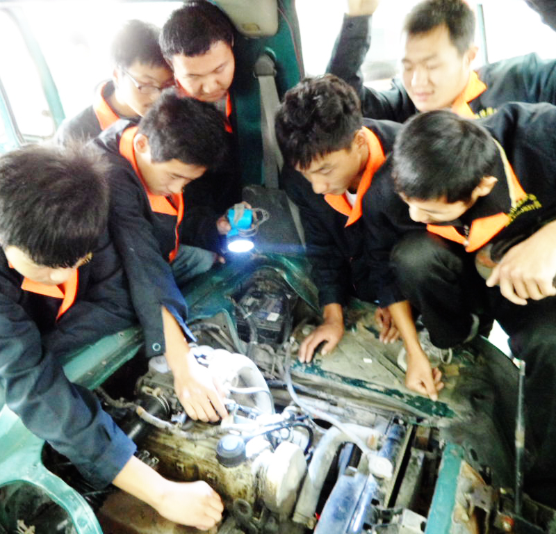 汽修班的学生在实习中