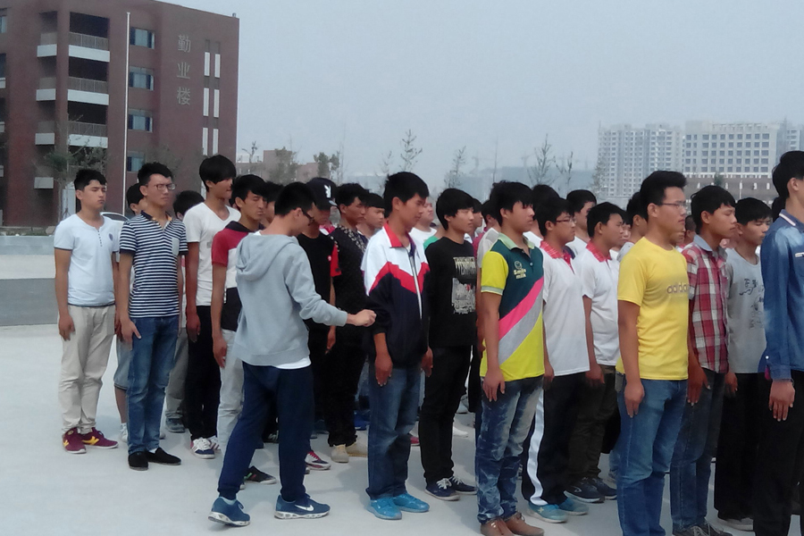 方向老师在指导学生.