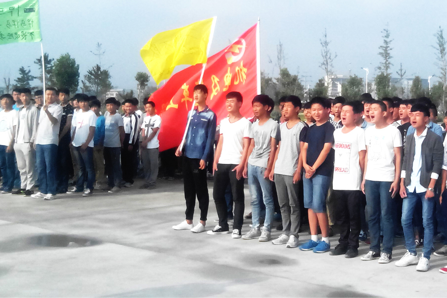 汽车系“兰博队”在训练.