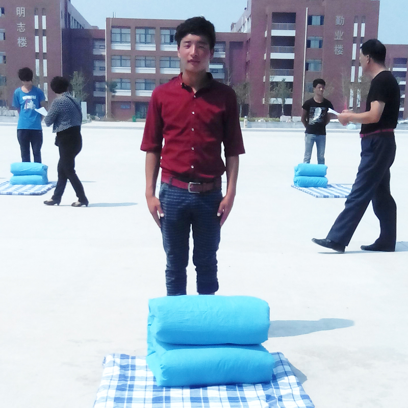 学生在进行内务整理比赛.