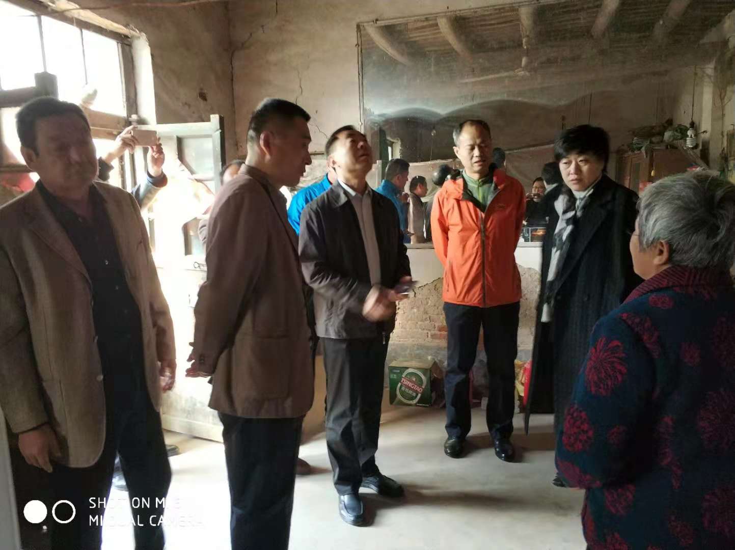 姜国峰等与马守剑老伴亲切交流