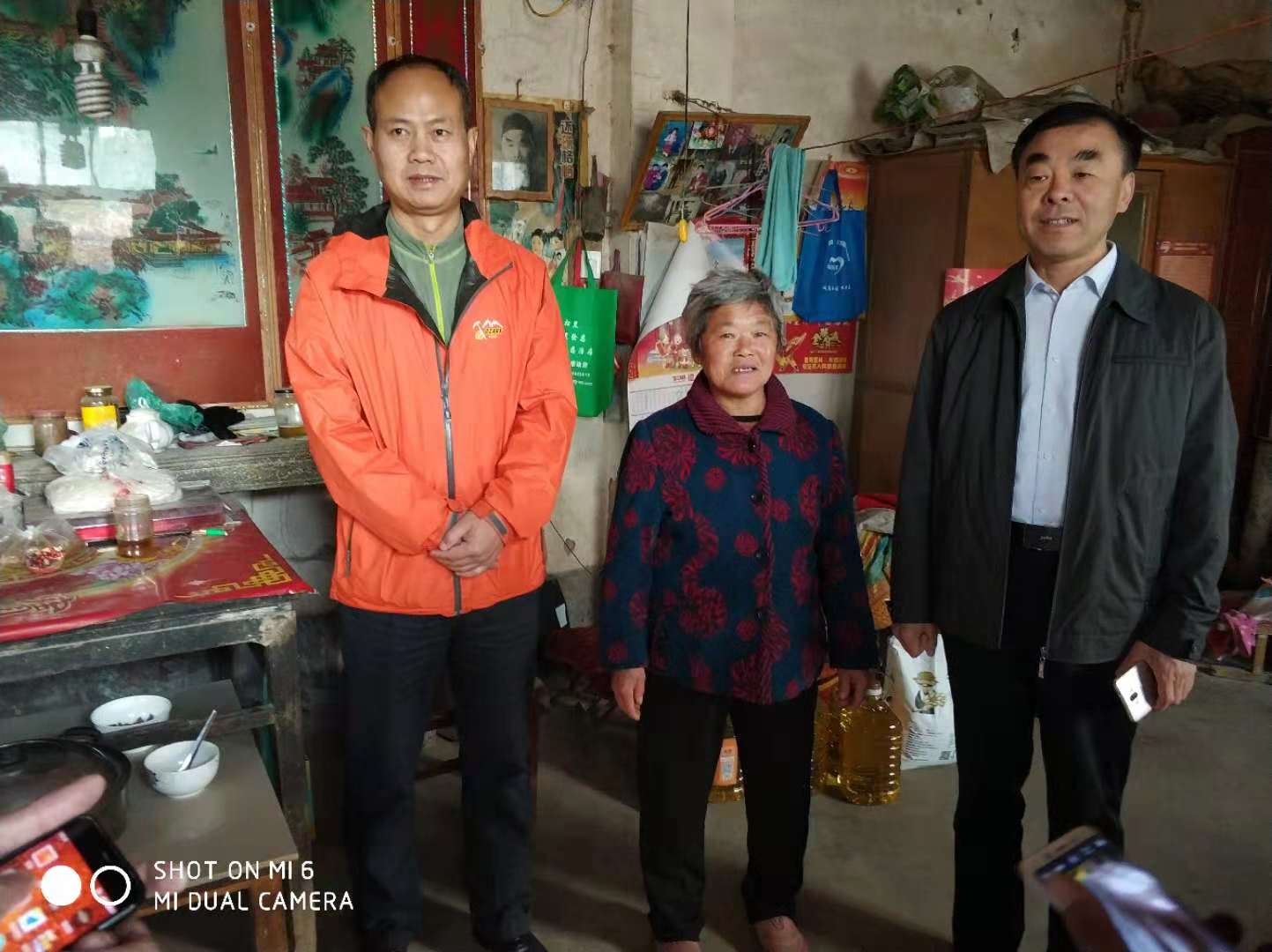 姜国峰等与马守剑老伴亲切交流