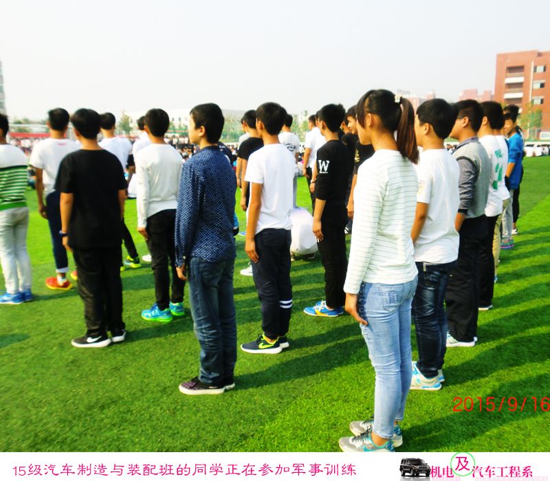 新同学正在参加军事训练中