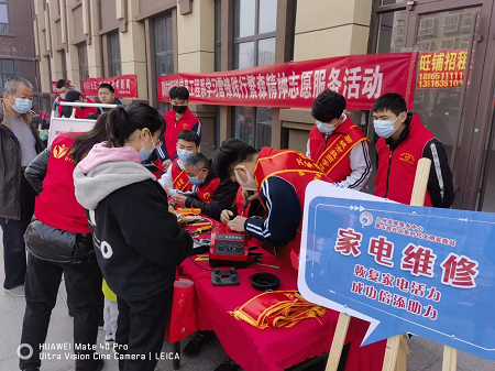 图3 社区学院学生进行维修