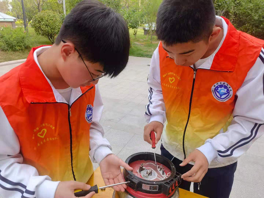 图5 社区学院学生进行维修