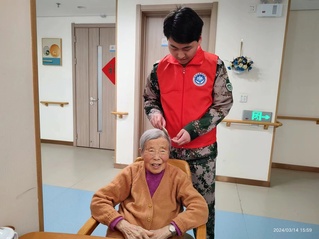 汽车工程系学雷锋志愿服务活动