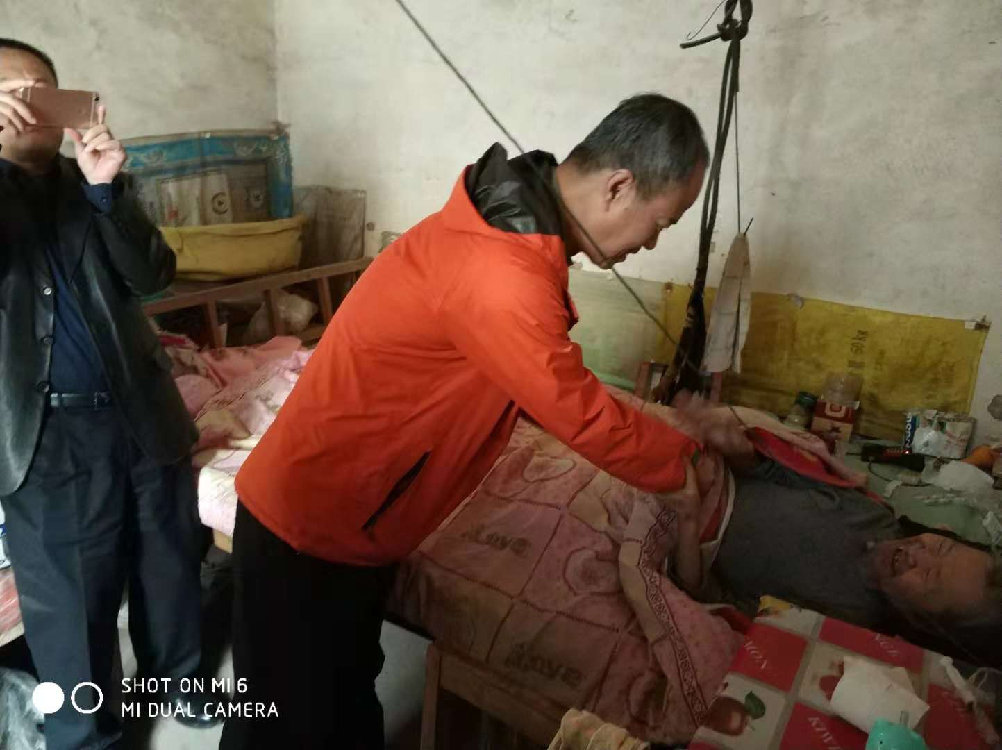 姜国峰到马守剑床前慰问